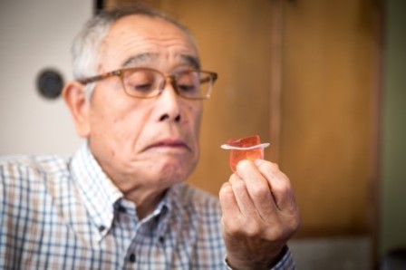 ゼリーを食べるお年寄り ゼリーを食べるお年寄り