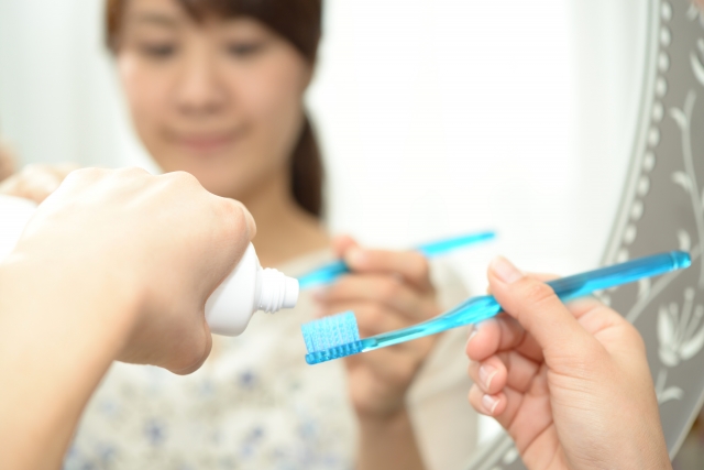 歯みがきをする女性