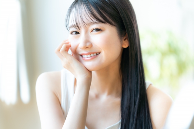 頬杖をつく女性 頬杖をつく女性